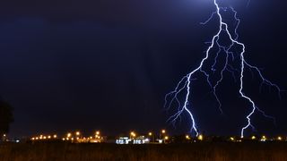 Cod galben de descărcări electrice şi grindină în judeţul Satu Mare