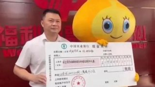 Un chinez și-a revendicat premiul la loterie, îmbrăcat ca un personaj din desene animate. El a câștigat 30 de milioane de dolari și nu a vrut ca familia lui să știe