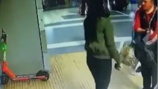 VIDEO |O polițistă a fost agresată de un bărbat în Gara de Nord