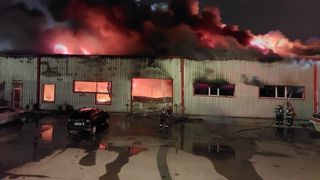 Incendiu puternic la Ploiești: o hală a fost cuprinsă de flăcări