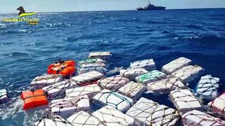 Cocaină în valoare de aproape 440 de milioane de dolari, găsită plutind în mare în largul Italiei