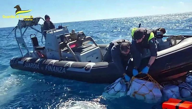 Drogurile au fost sigilate cu grijă în 70 de pachete plutitoare impermeabile, care erau conectate și includeau un dispozitiv luminos de semnalizare