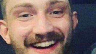 Domnul Owens a fost văzut av&acirc;nd un comportament neregulamentar &icirc;n fața unui bar din centrul orașului Liverpool &icirc;n primele ore ale zilei de 11 septembrie 2021