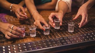 A băut 22 de shot-uri în 90 de minute și a căzut mort. Incredibil ce a descoperit poliția după aceea