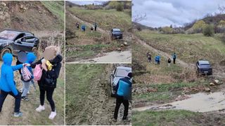 Familie cu trei copii, blocată în noroi pe un drum din România. Șoferul conducea o mașină de lux