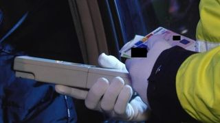 VIDEO - Un tânăr de 22 de ani a furat o mașină și a gonit beat și fără permis pe străzile din județul Timiș în prima noapte după Înviere