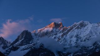 Un alpinist cunoscut a murit în timpul unei expediții în Nepal. Un alt alpinist este dat dispărut