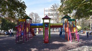 Doi copii din Bistrița au ajuns la spital cu fracturi, după ce s-au jucat într-un leagăn destinat persoanelor cu dizabilități