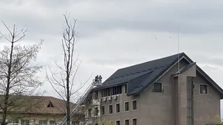 Un bărbat a amenințat că se aruncă de pe acoperișul hotelului Sport din Onești