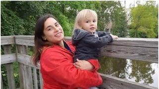 Fetița de patru ani se oprise pe trotuar pentru a mângâia un câine în timp ce se plimba cu familia ei, când furgoneta s-a ciocnit cu o camionetă