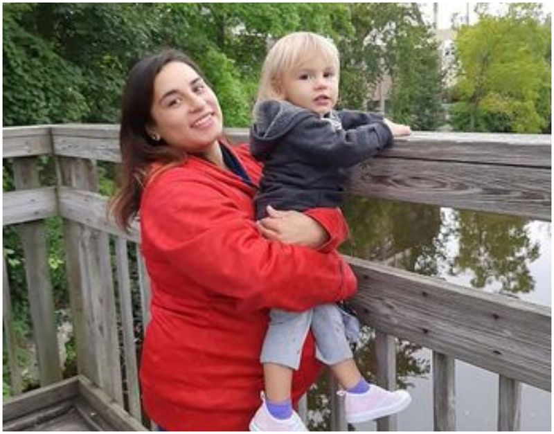 Fetița de patru ani se oprise pe trotuar pentru a mângâia un câine în timp ce se plimba cu familia ei, când furgoneta s-a ciocnit cu o camionetă