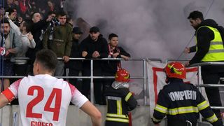 Derby incendiar &icirc;n Liga a 2-a din Rom&acirc;nia. Ultrașii dinamoviști au dat foc peluzei din Ghencea