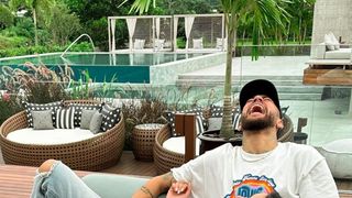 Cuplul a &icirc;mpărtășit o serie de fotografii drăguțe care arată burtica &icirc;n creștere a lui Bruna, &icirc;n timp ce Neymar o m&acirc;ng&acirc;ia și o săruta