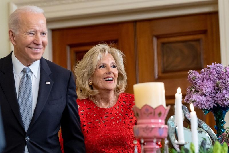 Președintele Joe Biden și prima doamnă Jill Biden au câștigat 579.514 dolari în 2022, mai puțin decât încasările din anul precedent