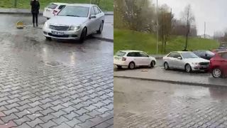 VIDEO - O femeie a fost luată pe capotă de o  șoferiță care a parcat pe locul ei plătit