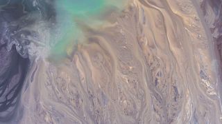 VIDEO - Poluare cu petrol pe râul Lopatna din județul Prahova după ce doi indivizi au furat o țeavă de legătură