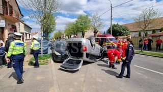 FOTO/VIDEO - O șoferiță beată s-a răsturnat cu mașina &icirc;n Satu Mare. &Icirc;n mașină se afla un copil de 10 ani