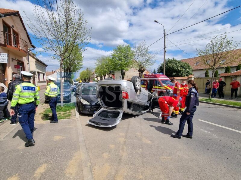 FOTO/VIDEO - O șoferiță beată s-a răsturnat cu mașina în Satu Mare. În mașină se afla un copil de 10 ani