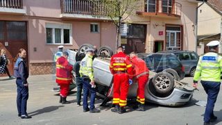FOTO/VIDEO - O șoferiță beată s-a răsturnat cu mașina &icirc;n Satu Mare. &Icirc;n mașină se afla un copil de 10 ani