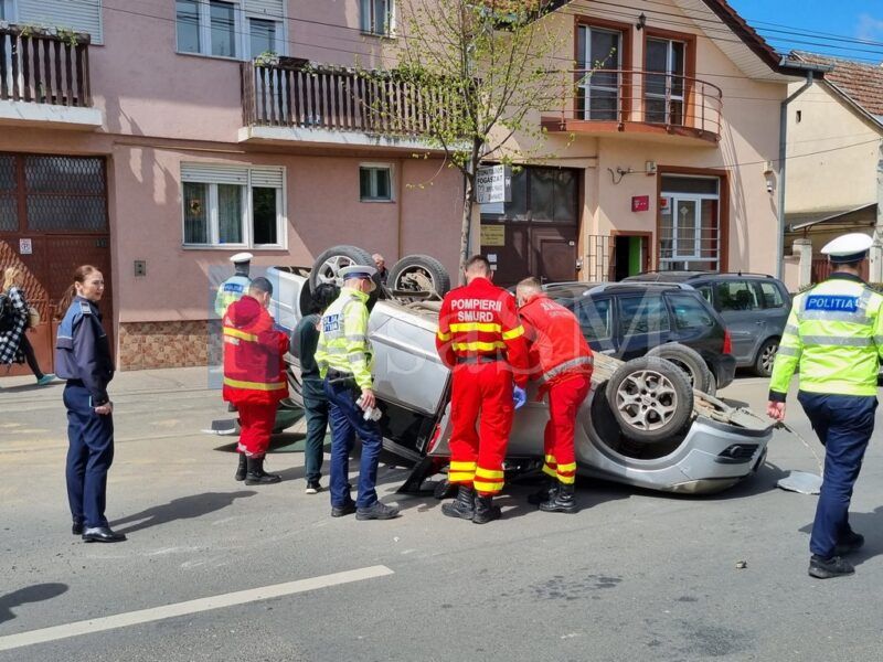 FOTO/VIDEO - O șoferiță beată s-a răsturnat cu mașina în Satu Mare. În mașină se afla un copil de 10 ani