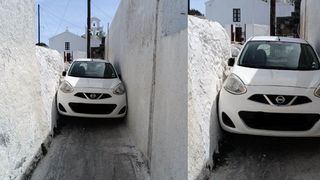 Un turist a rămas blocat cu mașina pe o stradă îngustă