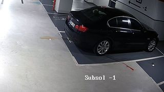 FOTO/VIDEO - Un cuplu și-a făcut nevoile fiziologice l&acirc;ngă mașină, &icirc;ntr-o parcare subterană din centrul Timișoarei