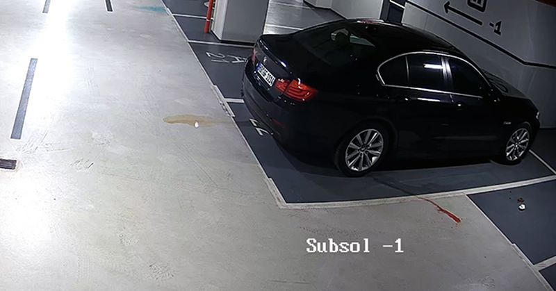 FOTO/VIDEO - Un cuplu și-a făcut nevoile fiziologice lângă mașină, într-o parcare subterană din centrul Timișoarei