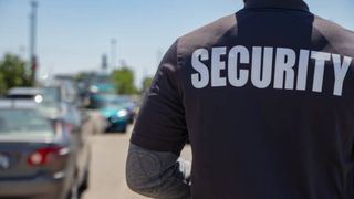 Un primar din România a dat afară un paznic pentru a face „economii”. Incredibil cine i-a ocupat postul omului de la securitate