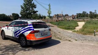 Mama băiatului, în vârstă de 30 de ani, a fost arestată, iar tatăl vitreg al acestuia ar fi fugit în Germania, unde s-ar fi refugiat într-o tabără de rromi