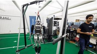 Robotul și poate menține echilibrul &icirc;mpotriva loviturilor și &icirc;mpingerilor puternice, poate rezista obiectelor aruncate &icirc;n el și este capabil să alerge.