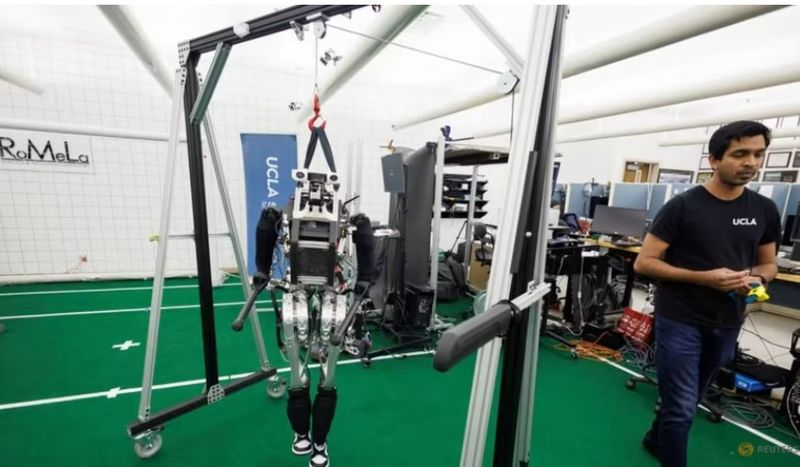 Robotul și poate menține echilibrul împotriva loviturilor și împingerilor puternice, poate rezista obiectelor aruncate în el și este capabil să alerge.