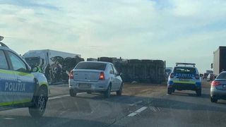 O persoană a decedat după ce un autotren a provocat un accident rutier pe A1