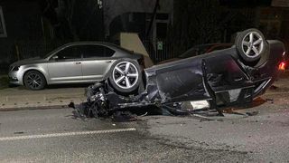 Un tânăr fără permis și sub influența băuturilor alcoolice a avariat două autoturisme în Maramureș