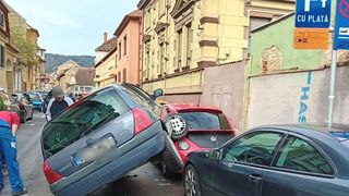 Un șofer a fost filmat când a escaladat autoturismele parcate pe o stradă din Brașov