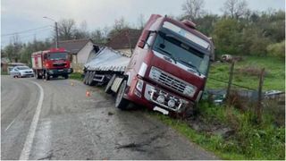 Un șofer băut s-a răsturnat cu un TIR pe o șosea din Bistrița-Năsăud. Autocamionul era încărcat cu bere