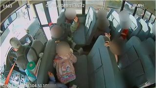 VIDEO. Șoferul unui autobuz școlar le-a dat o "lecție" copiilor și a frânat brusc. Ce a urmat este șocant