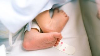 Singura creșă din lume care îngrijeşte nou-născuţi dependenţi de droguri: „Când vezi un bebeluş în sevraj, nu uiţi niciodată!”