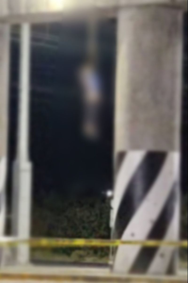 FOTO - O tânără a fost torturată și spânzurată de un pod, pe o autostradă. Indivizii o țineau captivă într-o dubă