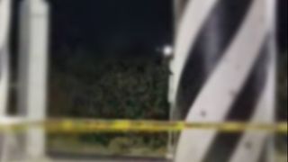 FOTO - O t&acirc;nără a fost torturată și sp&acirc;nzurată de un pod, pe o autostradă. Indivizii o țineau captivă &icirc;ntr-o dubă