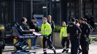 Un băiat de 18 ani și-a dat foc în fața Ambasadei SUA din Copenhaga. În ce stare se află tânărul în aceste momente