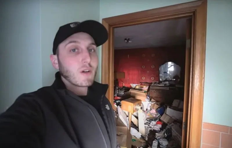 Casa abandonată în care a trăit un colecționar Marvel