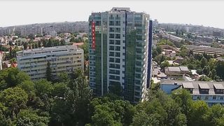 O femeie s-a aruncat de la etajul 6 al Circului Park Tower din Capitală
