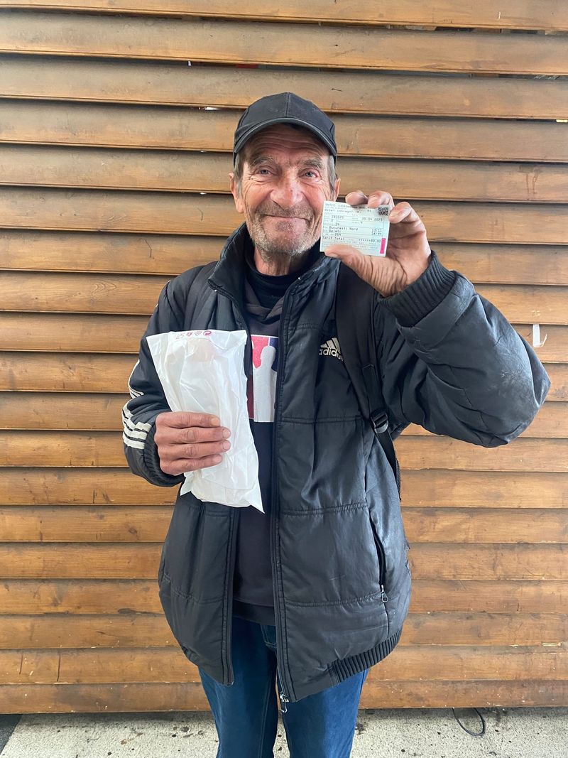 Incredibil! Un cioban a călătorit pe jos 130 de km. Jandarmii bucureșteni i-au luat un bilet de tren spre casă