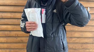 Incredibil! Un cioban a călătorit pe jos 130 de km. Jandarmii bucureșteni i-au luat un bilet de tren spre casă