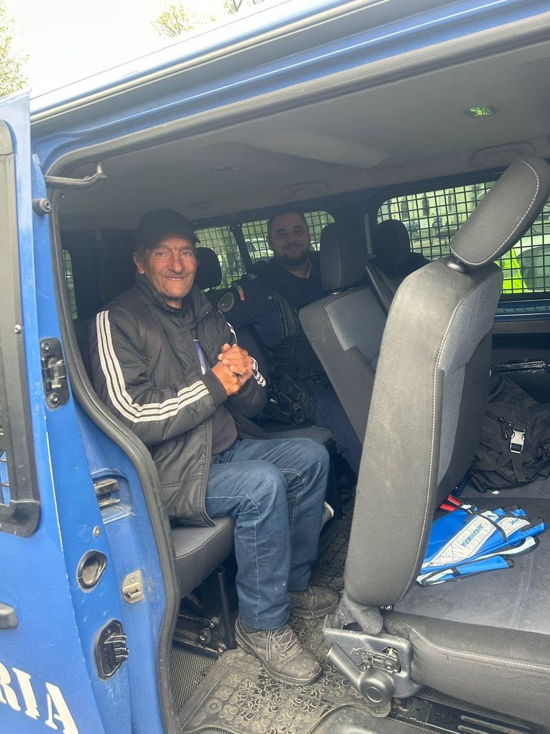 Incredibil! Un cioban a călătorit pe jos 130 de km. Jandarmii bucureșteni i-au luat un bilet de tren spre casă