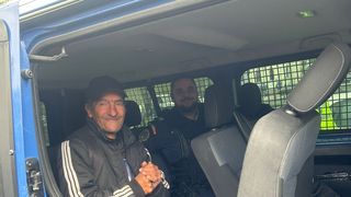 Incredibil! Un cioban a călătorit pe jos 130 de km. Jandarmii bucureșteni i-au luat un bilet de tren spre casă