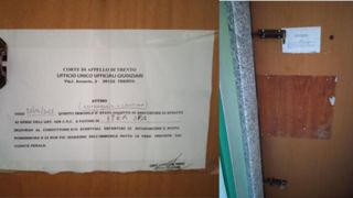 Un român care trăia în condiții "primitive" își teroriza zilnic vecinii. Bărbatul a fost evacuat după ce a aruncat gunoi și excremente pe geam