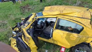 O mașină a fost lovită de tren la Vaslui. Două persoane, printre care și un copil, au fost rănite