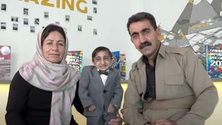 El este cel mai scund bărbat din lume. A stabilit un nou record mondial pentru cele mai scurte mâini: „Știu cine este cel mai înalt om din lume. Încap în palmele lui”