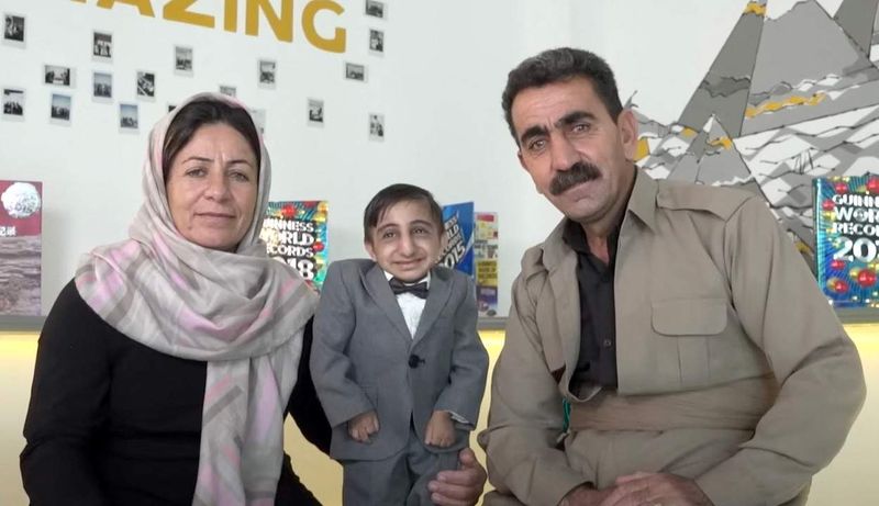 El este cel mai scund bărbat din lume. A stabilit un nou record mondial pentru cele mai scurte mâini: „Știu cine este cel mai înalt om din lume. Încap în palmele lui”